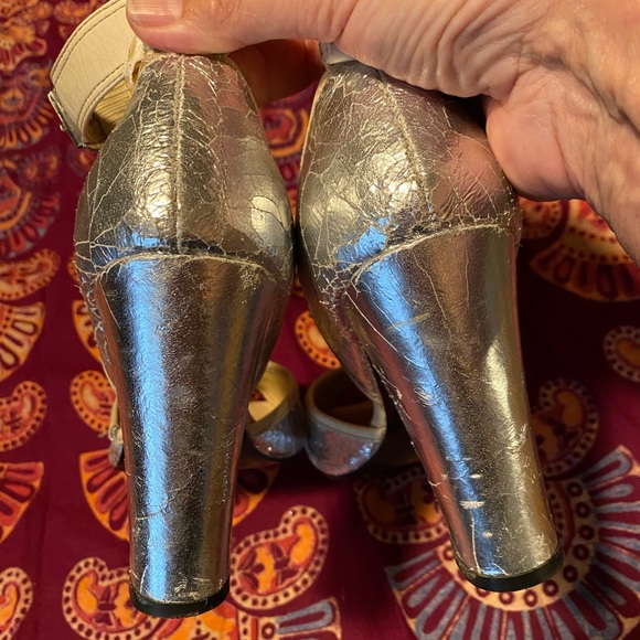 Distressed silver leather shoes with cream accent, wear them two ways! - Picture 5 of 6